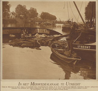 84019 Afbeelding van de gekapseisde motorboot 'De Batavier' in het Merwedekanaal te Utrecht, met op de achtergrond de ...